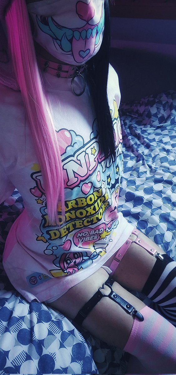 Dizzyeksdee's tweet image. Here's a pillow for your head, king 💀🖤

#femboy #goth