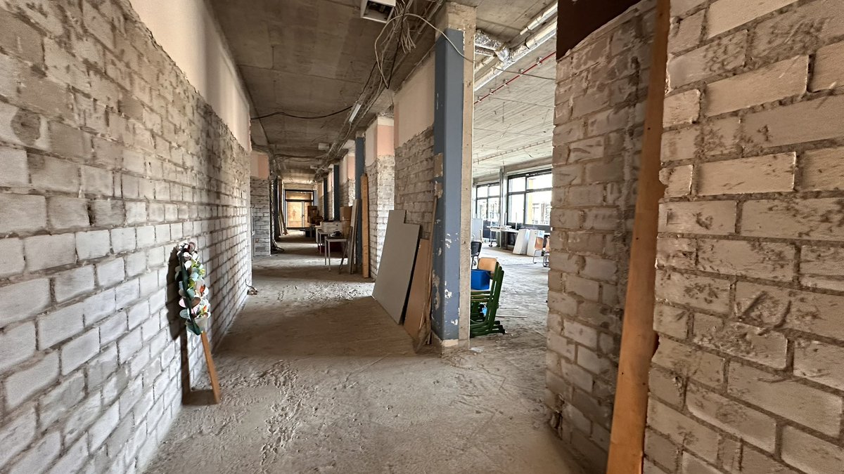 ralfbreuer's tweet photo. Ist schon deprimierend 😢
Gerade noch mal im Erdgeschoss von Haus 3 unserer Schule gewesen. Und so sehen alle Erdgeschosse aus 🤮
4 Jahre, 3 Monate, 23 Tage nach der #Flut im #Ahrtal! https://t.co/JI9Xo1Kl1H
