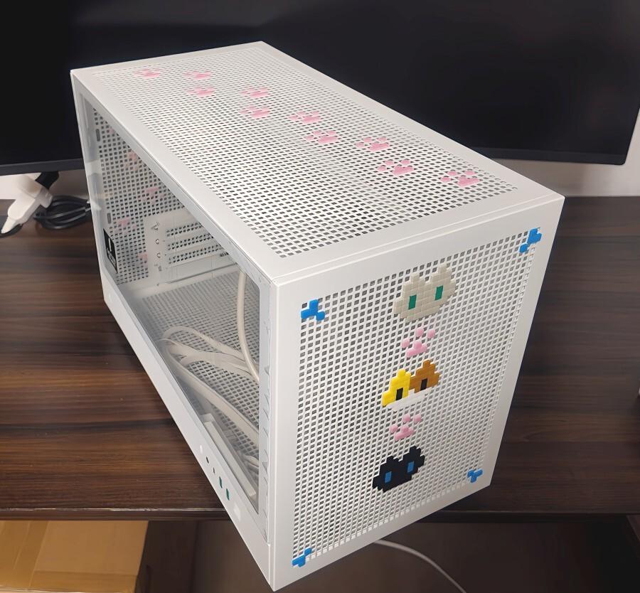 近々、高さを抑えたやや小さめのケースでドット絵ネコデザインがされたnekoPCを販売予定です🐱

20万前後、デザイン毎回少し変更するかも？、月2台程度
予備のゴムビットつけるのでデザイン変更できます。

とてもかわいいPCだけど、欲しい人はいるかな？😅

#ゲーミングPC #nekoPC #かわいいPC