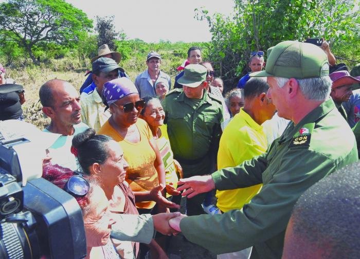 Todos tenemos que aportar al esfuerzo que se está haciendo, sabiendo que todo no se podrá resolver de una sola vez, por las limitaciones que existen y porque hay daños que llevará tiempo en recuperar. Tenemos que trabajar y defender a #Cuba entre todos. Díaz-Canel en Río Cauto.