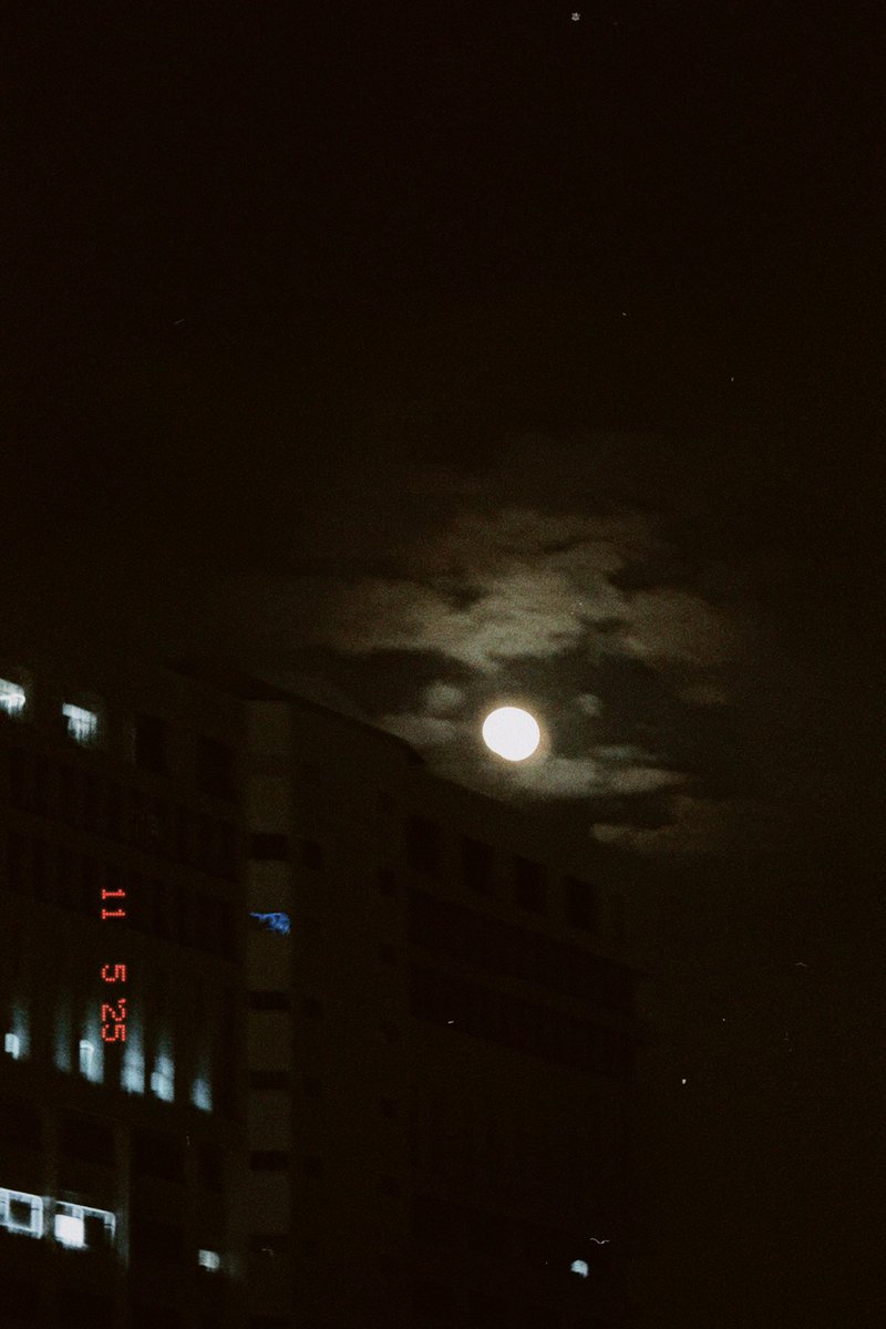 ฉัน : วันนี้พระจันทร์เต็มดวง
พี่ๆ : วันนี้วันเพ็ญเดือน12 เนาะ 
5255225255252525255252552