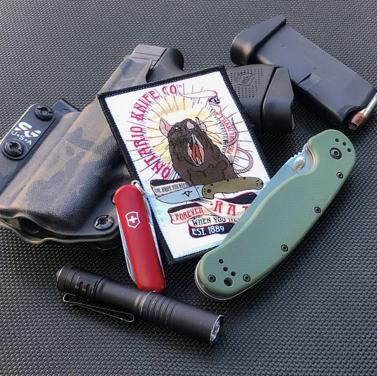 OntarioKnife's tweet image. #RATForever! A solid #EDC collection with one of our oldschool #RATFolder patches! 👌🏽🔪🐀 #ontarioknifecompany #ontarioknife #ontarioknives #ontarioknifeco #OKC1889  #hunting #camping #hiking #outdoors #tools #gear #quality #bushcraft #survival #tactical #knife #blade #adventure