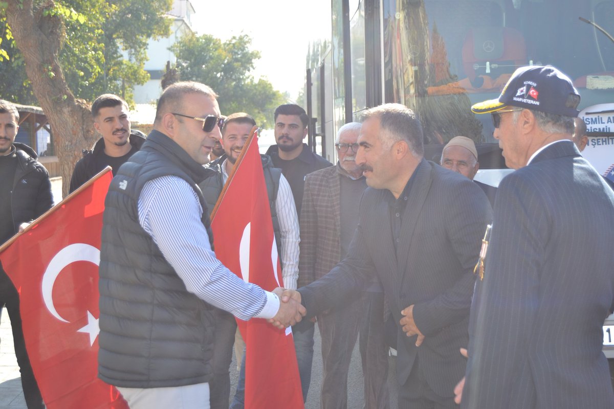 bismilkaymakam's tweet image. Kaymakamımız @RecepHasar44&apos;ın talimatlarıyla düzenlenen, şehit ve gazi ailelerimiz için anlam dolu &quot;Bursa ve Çanakkale Kültür ve Tarih Gezisi&quot; Sayın Kaymakamımızın uğurlamasıyla başladı. Bu program, vatanımız için canlarını feda edenlere olan minnet borcumuzun bir nişanesidir.