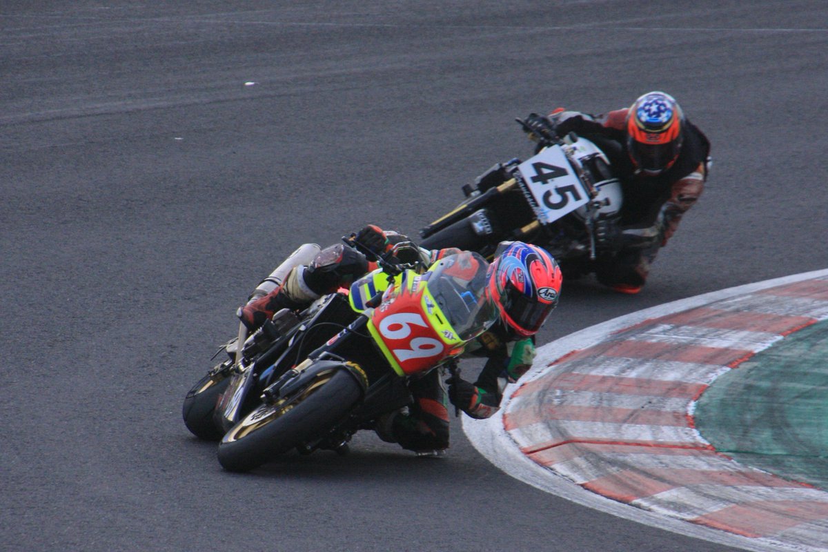 前田麦　GRASSITI 前田麦 GRASSITI GZ-CITY: Low-top sneakers Red | Giuseppe Zanotti