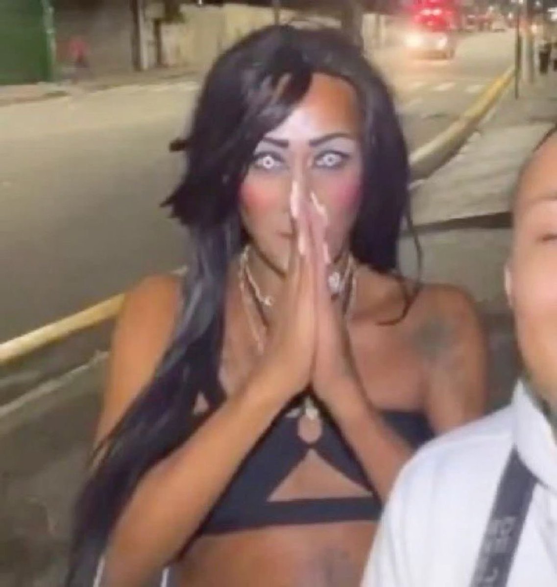 marquei com henrique pra gravar hoje às 8hrs são quase 9h e ele não responde minhas mensagens 

QUERO ME MATAR