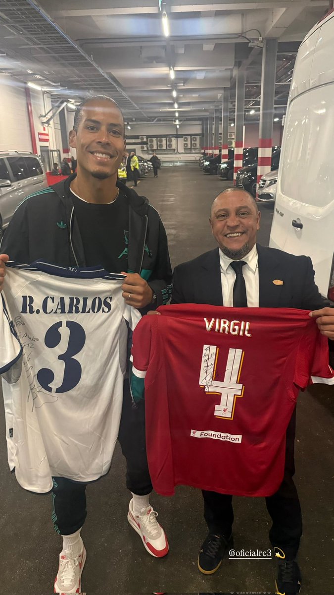 AnythingLFC_'s tweet photo. Virgil Van Dijk with Roberto Carlos 🇧🇷 https://t.co/jfsOWB2DEt