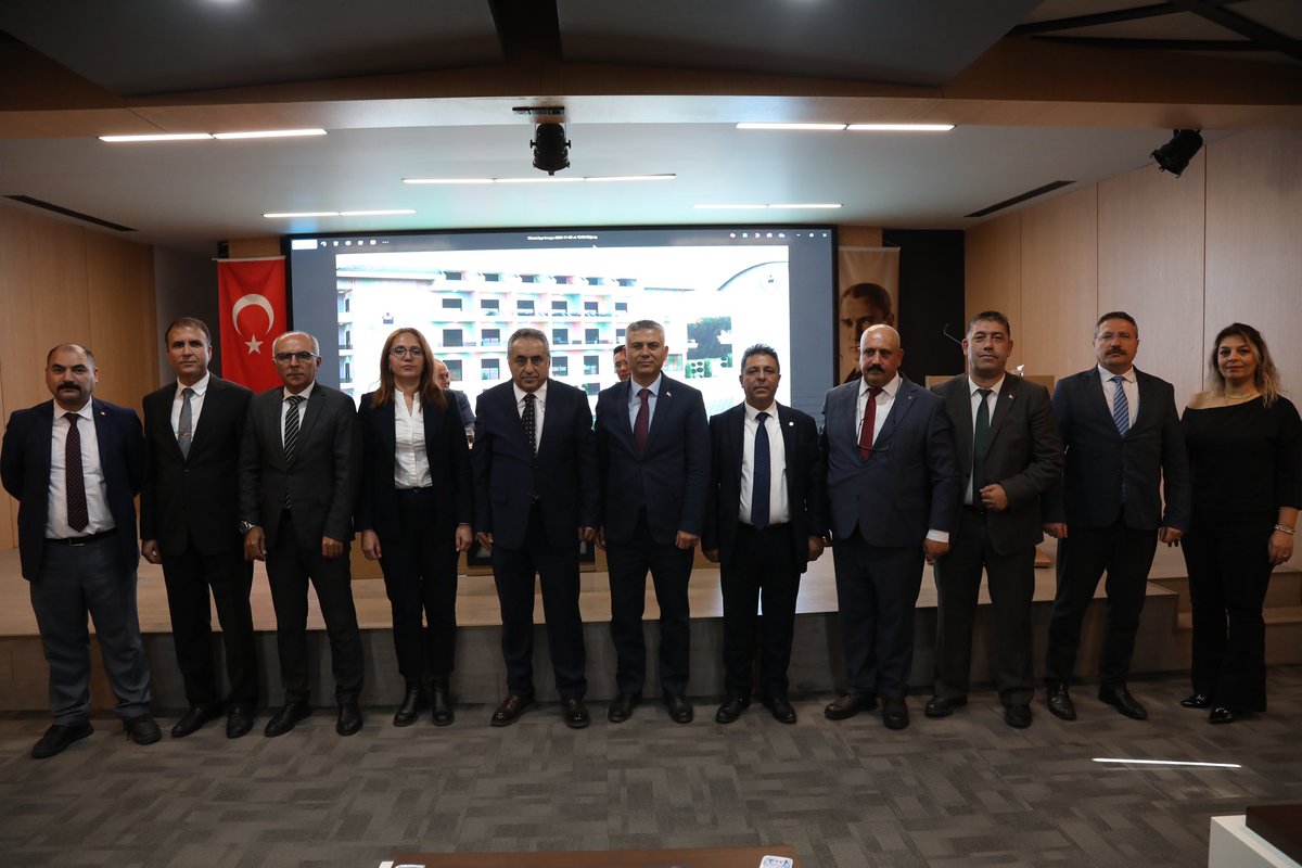 TurkBuroSenGM's tweet photo. ‼️ ANKARA MSB ŞUBEMİZİN 2. OLAĞAN GENEL KURULU YAPILDI

📌 “MİLLİ SAVUNMA HİZMETLERİ SINIFI” BİR AN EVVEL İHDAS EDİLMELİDİR.

📌Genel Başkanımız Türkeş Güney, Genel Başkan Yardımcılarımız Sami Çam, Özkan Ulupınar ve Özgür Çelikbaş, Ankara şubelerimizin başkanları ve yönetimlerinin katılımıyla gerçekleştirildi.

📌 Ankara MSB Şubemizin Olağan Genel Kurulu’nda konuşan Genel Başkanımız Türkeş Güney:

📌 Türkiye Kamu-Sen, 1992 yılında kamu çalışanlarına sendikal hak kazandırmak ve çalışma hayatında adaleti sağlamak amacıyla kurulmuş, Türk Milletinin değerlerinden beslenen bir dava hareketidir. “Memurun da söz hakkı olsun” diyerek yola çıkan Türkiye Kamu-Sen, Türk Büro-Sen mensupları, sürgünlere, cezalara ve türlü baskılara rağmen kamu görevlilerine sendika hakkını kazandırmıştır. Bu hak mücadelesi sırasında, bugün kendine sendika diyen birçok yapının ortada olmadığı vurgulanmıştır.

📌Türkiye Kamu-Sen yalnızca bir sendika değil; hak, adalet ve insan onurunu esas alan milli bir davadır. Kuruluşundan bu yana ilkelerinden sapmadan, sabır ve kararlılıkla yoluna devam etmiş, kamu çalışanlarının hak mücadelesini onurla sürdürmüştür. Üyeleri; mevkiden, makamdan ve menfaatten çok şerefi, onuru ve mücadeleyi tercih eden insanlardır.

📌 Ancak bugün gelinen noktada, kamu çalışma hayatında yetkili görünen sendika ve konfederasyonların etkisizliği, duyarsızlığı ve basiretsizliği nedeniyle kamu çalışanları ciddi kayıplar yaşamaktadır. Özellikle 8. Dönem Toplu Sözleşme süreci, bu durumun açık bir örneği olmuştur.
📌8.Dönem Toplu Sözleşme görüşmeleri 28 Temmuz – 22 Ağustos 2025 tarihleri arasında yapılmış, hizmet kollarında 58 maddede uzlaşma sağlanmış ancak maaş artışları ve geçmiş yıllardan kaynaklı kayıplar konusunda anlaşmaya varılamadığı için konu hakem heyetine gönderilmiştir.

📌 Bu süreçte;
•Kamu çalışanlarının emeği karşılık bulmamış,
•Memur ve emekliler ekonomik olarak gerilemiş,
•Çalışma barışı bozulmuş, moral ve motivasyon düşmüş,
•Memur ve memur emeklileri toplu sözleşme masasından yine hayal kırıklığıyla ayrılmıştır.

📌Toplu sözleşme masası, memurun emeğinin ve alın terinin savunulduğu meşru bir zemindir; masa, hakkı savunmak için vardır, oyalama veya sorumluluktan kaçma aracı değildir. Ancak 8. dönemde hem kamu işvereni (hükümet) hem de yetkili sendika bu sorumluluğu yerine getirmemiştir.

📌Kamu işvereni: Taleplerden uzak, dayatmacı ve uzlaşmaz bir tutum sergilemiştir.

📌Yetkili sendika: Güçlü bir irade ortaya koyamamış, memurun hakkını savunamamış, hak arayışını kamu işvereninden yana yapısı bilinen hakem heyetine havale etmiştir.

📌Böylece 8 toplu sözleşmeden 4’ü hakeme gitmiş, bu durum artık tesadüf değil, sistemdeki yapısal bir sorunun göstergesi haline gelmiştir. Türkiye Kamu-Sen’e göre toplu sözleşme mevzuatı artık işlevini yitirmiş ve memur lehine yeniden düzenlenmelidir.

📌 Özellikle hakem heyetinin yapısında reforma ihtiyaç vardır. Heyet, tarafsız biçimde yeniden yapılandırılmalı, kamu işvereninden yana değil, adalet ve hakkaniyet esasına göre karar vermelidir.

📌 Türkiye Kamu-Sen, toplu sözleşmeyi yalnızca maaş pazarlığı değil; adaletin tesis edildiği, emeğin korunduğu ve çalışma barışının yeniden inşa edildiği bir mücadele zemini olarak görmektedir. Memurun alın terini görmezden gelen hiçbir sistemin uzun vadede kamu hizmetini ayakta tutamayacağı vurgulanmaktadır.”dedi.

📌 Göreve yeniden seçilen Şube Başkanımız Serkan Şengül ve şube yöneticilerimizi tebrik ediyor, şubemize yeni döneminde yapacakları çalışmalarda üstün başarılar diliyoruz.