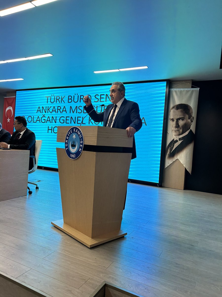 TurkBuroSenGM's tweet photo. ‼️ ANKARA MSB ŞUBEMİZİN 2. OLAĞAN GENEL KURULU YAPILDI

📌 “MİLLİ SAVUNMA HİZMETLERİ SINIFI” BİR AN EVVEL İHDAS EDİLMELİDİR.

📌Genel Başkanımız Türkeş Güney, Genel Başkan Yardımcılarımız Sami Çam, Özkan Ulupınar ve Özgür Çelikbaş, Ankara şubelerimizin başkanları ve yönetimlerinin katılımıyla gerçekleştirildi.

📌 Ankara MSB Şubemizin Olağan Genel Kurulu’nda konuşan Genel Başkanımız Türkeş Güney:

📌 Türkiye Kamu-Sen, 1992 yılında kamu çalışanlarına sendikal hak kazandırmak ve çalışma hayatında adaleti sağlamak amacıyla kurulmuş, Türk Milletinin değerlerinden beslenen bir dava hareketidir. “Memurun da söz hakkı olsun” diyerek yola çıkan Türkiye Kamu-Sen, Türk Büro-Sen mensupları, sürgünlere, cezalara ve türlü baskılara rağmen kamu görevlilerine sendika hakkını kazandırmıştır. Bu hak mücadelesi sırasında, bugün kendine sendika diyen birçok yapının ortada olmadığı vurgulanmıştır.

📌Türkiye Kamu-Sen yalnızca bir sendika değil; hak, adalet ve insan onurunu esas alan milli bir davadır. Kuruluşundan bu yana ilkelerinden sapmadan, sabır ve kararlılıkla yoluna devam etmiş, kamu çalışanlarının hak mücadelesini onurla sürdürmüştür. Üyeleri; mevkiden, makamdan ve menfaatten çok şerefi, onuru ve mücadeleyi tercih eden insanlardır.

📌 Ancak bugün gelinen noktada, kamu çalışma hayatında yetkili görünen sendika ve konfederasyonların etkisizliği, duyarsızlığı ve basiretsizliği nedeniyle kamu çalışanları ciddi kayıplar yaşamaktadır. Özellikle 8. Dönem Toplu Sözleşme süreci, bu durumun açık bir örneği olmuştur.
📌8.Dönem Toplu Sözleşme görüşmeleri 28 Temmuz – 22 Ağustos 2025 tarihleri arasında yapılmış, hizmet kollarında 58 maddede uzlaşma sağlanmış ancak maaş artışları ve geçmiş yıllardan kaynaklı kayıplar konusunda anlaşmaya varılamadığı için konu hakem heyetine gönderilmiştir.

📌 Bu süreçte;
•Kamu çalışanlarının emeği karşılık bulmamış,
•Memur ve emekliler ekonomik olarak gerilemiş,
•Çalışma barışı bozulmuş, moral ve motivasyon düşmüş,
•Memur ve memur emeklileri toplu sözleşme masasından yine hayal kırıklığıyla ayrılmıştır.

📌Toplu sözleşme masası, memurun emeğinin ve alın terinin savunulduğu meşru bir zemindir; masa, hakkı savunmak için vardır, oyalama veya sorumluluktan kaçma aracı değildir. Ancak 8. dönemde hem kamu işvereni (hükümet) hem de yetkili sendika bu sorumluluğu yerine getirmemiştir.

📌Kamu işvereni: Taleplerden uzak, dayatmacı ve uzlaşmaz bir tutum sergilemiştir.

📌Yetkili sendika: Güçlü bir irade ortaya koyamamış, memurun hakkını savunamamış, hak arayışını kamu işvereninden yana yapısı bilinen hakem heyetine havale etmiştir.

📌Böylece 8 toplu sözleşmeden 4’ü hakeme gitmiş, bu durum artık tesadüf değil, sistemdeki yapısal bir sorunun göstergesi haline gelmiştir. Türkiye Kamu-Sen’e göre toplu sözleşme mevzuatı artık işlevini yitirmiş ve memur lehine yeniden düzenlenmelidir.

📌 Özellikle hakem heyetinin yapısında reforma ihtiyaç vardır. Heyet, tarafsız biçimde yeniden yapılandırılmalı, kamu işvereninden yana değil, adalet ve hakkaniyet esasına göre karar vermelidir.

📌 Türkiye Kamu-Sen, toplu sözleşmeyi yalnızca maaş pazarlığı değil; adaletin tesis edildiği, emeğin korunduğu ve çalışma barışının yeniden inşa edildiği bir mücadele zemini olarak görmektedir. Memurun alın terini görmezden gelen hiçbir sistemin uzun vadede kamu hizmetini ayakta tutamayacağı vurgulanmaktadır.”dedi.

📌 Göreve yeniden seçilen Şube Başkanımız Serkan Şengül ve şube yöneticilerimizi tebrik ediyor, şubemize yeni döneminde yapacakları çalışmalarda üstün başarılar diliyoruz.