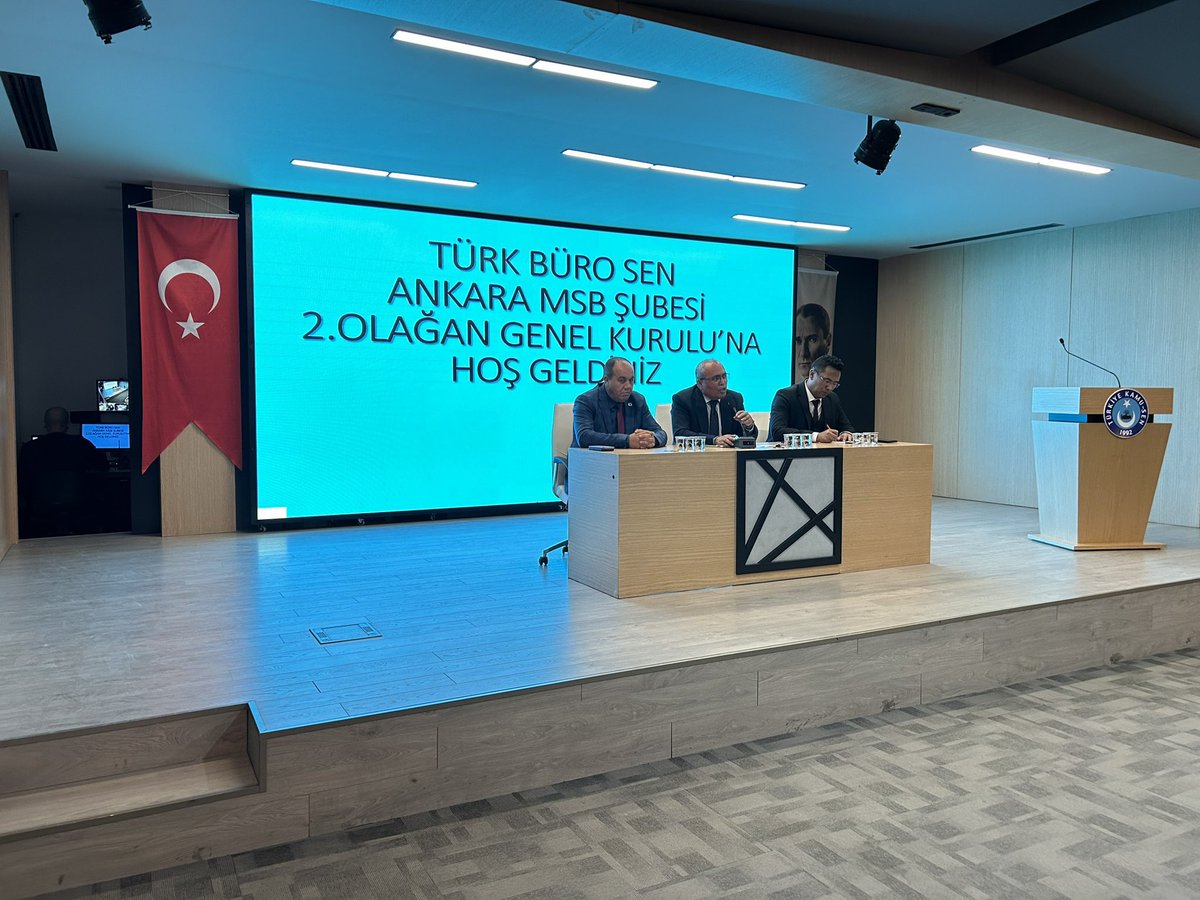 TurkBuroSenGM's tweet photo. ‼️ ANKARA MSB ŞUBEMİZİN 2. OLAĞAN GENEL KURULU YAPILDI

📌 “MİLLİ SAVUNMA HİZMETLERİ SINIFI” BİR AN EVVEL İHDAS EDİLMELİDİR.

📌Genel Başkanımız Türkeş Güney, Genel Başkan Yardımcılarımız Sami Çam, Özkan Ulupınar ve Özgür Çelikbaş, Ankara şubelerimizin başkanları ve yönetimlerinin katılımıyla gerçekleştirildi.

📌 Ankara MSB Şubemizin Olağan Genel Kurulu’nda konuşan Genel Başkanımız Türkeş Güney:

📌 Türkiye Kamu-Sen, 1992 yılında kamu çalışanlarına sendikal hak kazandırmak ve çalışma hayatında adaleti sağlamak amacıyla kurulmuş, Türk Milletinin değerlerinden beslenen bir dava hareketidir. “Memurun da söz hakkı olsun” diyerek yola çıkan Türkiye Kamu-Sen, Türk Büro-Sen mensupları, sürgünlere, cezalara ve türlü baskılara rağmen kamu görevlilerine sendika hakkını kazandırmıştır. Bu hak mücadelesi sırasında, bugün kendine sendika diyen birçok yapının ortada olmadığı vurgulanmıştır.

📌Türkiye Kamu-Sen yalnızca bir sendika değil; hak, adalet ve insan onurunu esas alan milli bir davadır. Kuruluşundan bu yana ilkelerinden sapmadan, sabır ve kararlılıkla yoluna devam etmiş, kamu çalışanlarının hak mücadelesini onurla sürdürmüştür. Üyeleri; mevkiden, makamdan ve menfaatten çok şerefi, onuru ve mücadeleyi tercih eden insanlardır.

📌 Ancak bugün gelinen noktada, kamu çalışma hayatında yetkili görünen sendika ve konfederasyonların etkisizliği, duyarsızlığı ve basiretsizliği nedeniyle kamu çalışanları ciddi kayıplar yaşamaktadır. Özellikle 8. Dönem Toplu Sözleşme süreci, bu durumun açık bir örneği olmuştur.
📌8.Dönem Toplu Sözleşme görüşmeleri 28 Temmuz – 22 Ağustos 2025 tarihleri arasında yapılmış, hizmet kollarında 58 maddede uzlaşma sağlanmış ancak maaş artışları ve geçmiş yıllardan kaynaklı kayıplar konusunda anlaşmaya varılamadığı için konu hakem heyetine gönderilmiştir.

📌 Bu süreçte;
•Kamu çalışanlarının emeği karşılık bulmamış,
•Memur ve emekliler ekonomik olarak gerilemiş,
•Çalışma barışı bozulmuş, moral ve motivasyon düşmüş,
•Memur ve memur emeklileri toplu sözleşme masasından yine hayal kırıklığıyla ayrılmıştır.

📌Toplu sözleşme masası, memurun emeğinin ve alın terinin savunulduğu meşru bir zemindir; masa, hakkı savunmak için vardır, oyalama veya sorumluluktan kaçma aracı değildir. Ancak 8. dönemde hem kamu işvereni (hükümet) hem de yetkili sendika bu sorumluluğu yerine getirmemiştir.

📌Kamu işvereni: Taleplerden uzak, dayatmacı ve uzlaşmaz bir tutum sergilemiştir.

📌Yetkili sendika: Güçlü bir irade ortaya koyamamış, memurun hakkını savunamamış, hak arayışını kamu işvereninden yana yapısı bilinen hakem heyetine havale etmiştir.

📌Böylece 8 toplu sözleşmeden 4’ü hakeme gitmiş, bu durum artık tesadüf değil, sistemdeki yapısal bir sorunun göstergesi haline gelmiştir. Türkiye Kamu-Sen’e göre toplu sözleşme mevzuatı artık işlevini yitirmiş ve memur lehine yeniden düzenlenmelidir.

📌 Özellikle hakem heyetinin yapısında reforma ihtiyaç vardır. Heyet, tarafsız biçimde yeniden yapılandırılmalı, kamu işvereninden yana değil, adalet ve hakkaniyet esasına göre karar vermelidir.

📌 Türkiye Kamu-Sen, toplu sözleşmeyi yalnızca maaş pazarlığı değil; adaletin tesis edildiği, emeğin korunduğu ve çalışma barışının yeniden inşa edildiği bir mücadele zemini olarak görmektedir. Memurun alın terini görmezden gelen hiçbir sistemin uzun vadede kamu hizmetini ayakta tutamayacağı vurgulanmaktadır.”dedi.

📌 Göreve yeniden seçilen Şube Başkanımız Serkan Şengül ve şube yöneticilerimizi tebrik ediyor, şubemize yeni döneminde yapacakları çalışmalarda üstün başarılar diliyoruz.