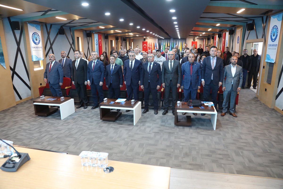 TurkBuroSenGM's tweet photo. ‼️ ANKARA MSB ŞUBEMİZİN 2. OLAĞAN GENEL KURULU YAPILDI

📌 “MİLLİ SAVUNMA HİZMETLERİ SINIFI” BİR AN EVVEL İHDAS EDİLMELİDİR.

📌Genel Başkanımız Türkeş Güney, Genel Başkan Yardımcılarımız Sami Çam, Özkan Ulupınar ve Özgür Çelikbaş, Ankara şubelerimizin başkanları ve yönetimlerinin katılımıyla gerçekleştirildi.

📌 Ankara MSB Şubemizin Olağan Genel Kurulu’nda konuşan Genel Başkanımız Türkeş Güney:

📌 Türkiye Kamu-Sen, 1992 yılında kamu çalışanlarına sendikal hak kazandırmak ve çalışma hayatında adaleti sağlamak amacıyla kurulmuş, Türk Milletinin değerlerinden beslenen bir dava hareketidir. “Memurun da söz hakkı olsun” diyerek yola çıkan Türkiye Kamu-Sen, Türk Büro-Sen mensupları, sürgünlere, cezalara ve türlü baskılara rağmen kamu görevlilerine sendika hakkını kazandırmıştır. Bu hak mücadelesi sırasında, bugün kendine sendika diyen birçok yapının ortada olmadığı vurgulanmıştır.

📌Türkiye Kamu-Sen yalnızca bir sendika değil; hak, adalet ve insan onurunu esas alan milli bir davadır. Kuruluşundan bu yana ilkelerinden sapmadan, sabır ve kararlılıkla yoluna devam etmiş, kamu çalışanlarının hak mücadelesini onurla sürdürmüştür. Üyeleri; mevkiden, makamdan ve menfaatten çok şerefi, onuru ve mücadeleyi tercih eden insanlardır.

📌 Ancak bugün gelinen noktada, kamu çalışma hayatında yetkili görünen sendika ve konfederasyonların etkisizliği, duyarsızlığı ve basiretsizliği nedeniyle kamu çalışanları ciddi kayıplar yaşamaktadır. Özellikle 8. Dönem Toplu Sözleşme süreci, bu durumun açık bir örneği olmuştur.
📌8.Dönem Toplu Sözleşme görüşmeleri 28 Temmuz – 22 Ağustos 2025 tarihleri arasında yapılmış, hizmet kollarında 58 maddede uzlaşma sağlanmış ancak maaş artışları ve geçmiş yıllardan kaynaklı kayıplar konusunda anlaşmaya varılamadığı için konu hakem heyetine gönderilmiştir.

📌 Bu süreçte;
•Kamu çalışanlarının emeği karşılık bulmamış,
•Memur ve emekliler ekonomik olarak gerilemiş,
•Çalışma barışı bozulmuş, moral ve motivasyon düşmüş,
•Memur ve memur emeklileri toplu sözleşme masasından yine hayal kırıklığıyla ayrılmıştır.

📌Toplu sözleşme masası, memurun emeğinin ve alın terinin savunulduğu meşru bir zemindir; masa, hakkı savunmak için vardır, oyalama veya sorumluluktan kaçma aracı değildir. Ancak 8. dönemde hem kamu işvereni (hükümet) hem de yetkili sendika bu sorumluluğu yerine getirmemiştir.

📌Kamu işvereni: Taleplerden uzak, dayatmacı ve uzlaşmaz bir tutum sergilemiştir.

📌Yetkili sendika: Güçlü bir irade ortaya koyamamış, memurun hakkını savunamamış, hak arayışını kamu işvereninden yana yapısı bilinen hakem heyetine havale etmiştir.

📌Böylece 8 toplu sözleşmeden 4’ü hakeme gitmiş, bu durum artık tesadüf değil, sistemdeki yapısal bir sorunun göstergesi haline gelmiştir. Türkiye Kamu-Sen’e göre toplu sözleşme mevzuatı artık işlevini yitirmiş ve memur lehine yeniden düzenlenmelidir.

📌 Özellikle hakem heyetinin yapısında reforma ihtiyaç vardır. Heyet, tarafsız biçimde yeniden yapılandırılmalı, kamu işvereninden yana değil, adalet ve hakkaniyet esasına göre karar vermelidir.

📌 Türkiye Kamu-Sen, toplu sözleşmeyi yalnızca maaş pazarlığı değil; adaletin tesis edildiği, emeğin korunduğu ve çalışma barışının yeniden inşa edildiği bir mücadele zemini olarak görmektedir. Memurun alın terini görmezden gelen hiçbir sistemin uzun vadede kamu hizmetini ayakta tutamayacağı vurgulanmaktadır.”dedi.

📌 Göreve yeniden seçilen Şube Başkanımız Serkan Şengül ve şube yöneticilerimizi tebrik ediyor, şubemize yeni döneminde yapacakları çalışmalarda üstün başarılar diliyoruz.