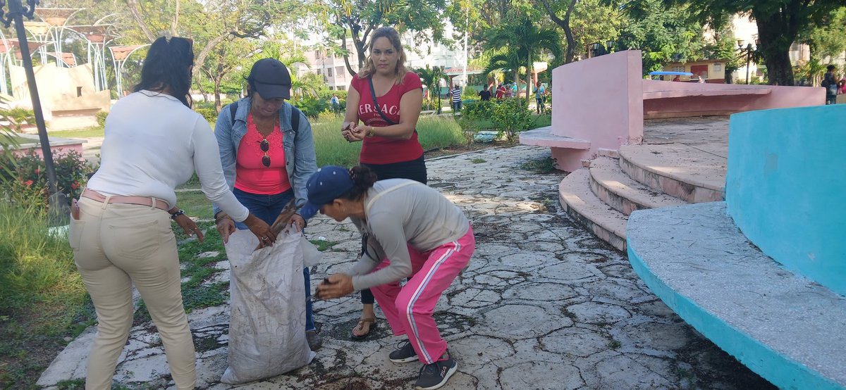 diamara_fo75549's tweet photo. Así los bayameses celebramos hoy, los 512 aniversario de #Bayamo. Trabajamos #PorUnaCiudadLimpia. #EducaciónBayamo. #Educac https://t.co/cui0FprDqO