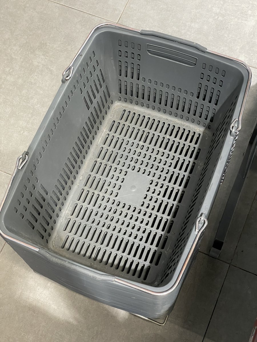 andy_shust's tweet image. Є лише два типи людей