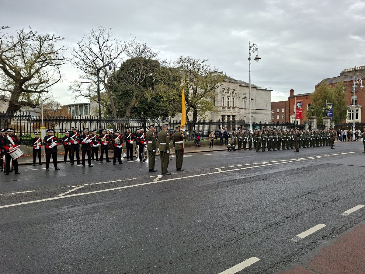 kamfinsa's tweet photo. I'm walking back from a meeting, and in #MerrionSquare the annual commemoration for those who have died serving in our defence forces is about to get underway. May they rest in peace. @defenceforces https://t.co/QS3nsOpQPs