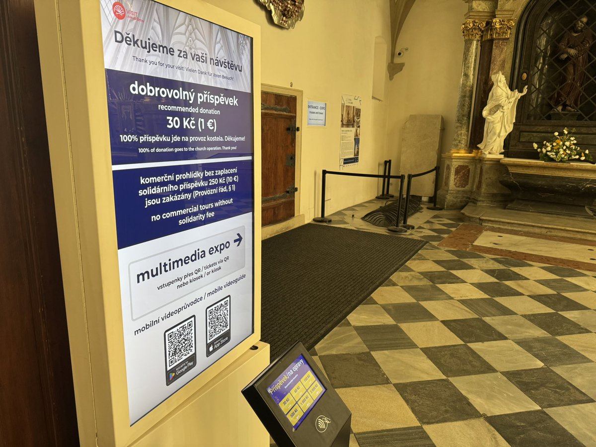 Místo hotovosti platební karty a QR kódy. V Česku roste obliba využívání bezhotovostních plateb. Jejich počet se za pět let zvedl o miliardu a půl. Reagují tak prodejci, pořadatelé kulturních akcí i církev - přispět lze u brněnské diecéze také kartou i QR kódem.