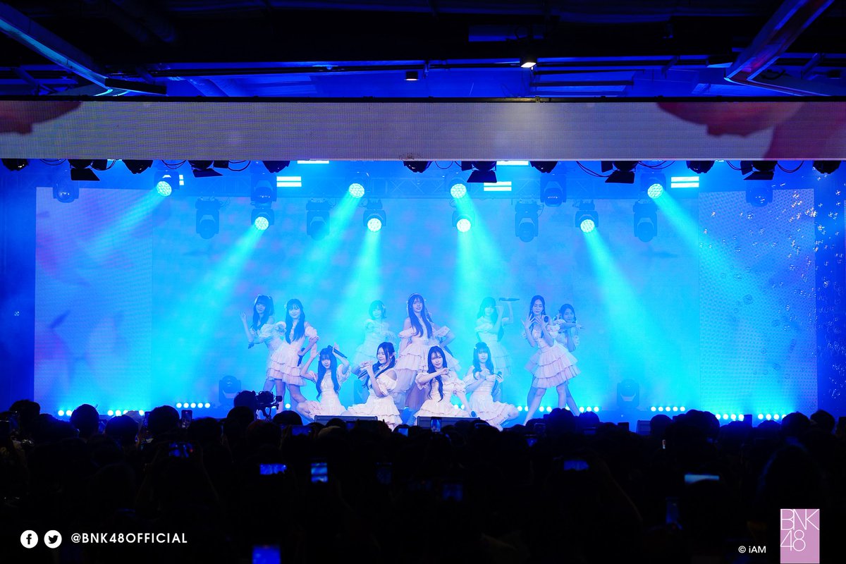 งานสุดท้ายน้องกูในชุดนี้แท้ๆ….เลิกซะทีนะประเภทเปิดไฟสีอย่างเดียวแล้วไม่เปิดไฟขาวอ่ะ เป็นบ้าไรนัก มันอาร์ทหรอหรือตาบอดสี ไฟงี้เมมแถวหลังยิ่งมืดจมหายมั้ย แถมบางเมมได้ขึ้นเพลงนี้ชุดนี้ครั้งแรกด้วย ทีมไฟอฟชคือห่วยสุดเท่าที่เคยเจอเลย