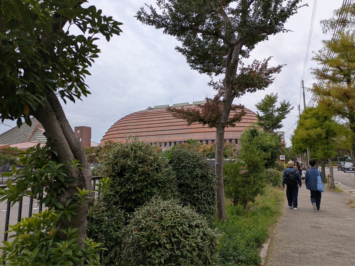 ライブ会場に到着すると、何人ものiLYsの方からお声掛けいただきました。中にはチケットが当選しなかったのに、私たちが神戸会場に来ることを知り、わざわざ会いに来てくださった方も多数いらっしゃって、ありがたいやら、恐縮するやらでした。
Number_iは唯一無二です！
みなさまに感謝感謝✨