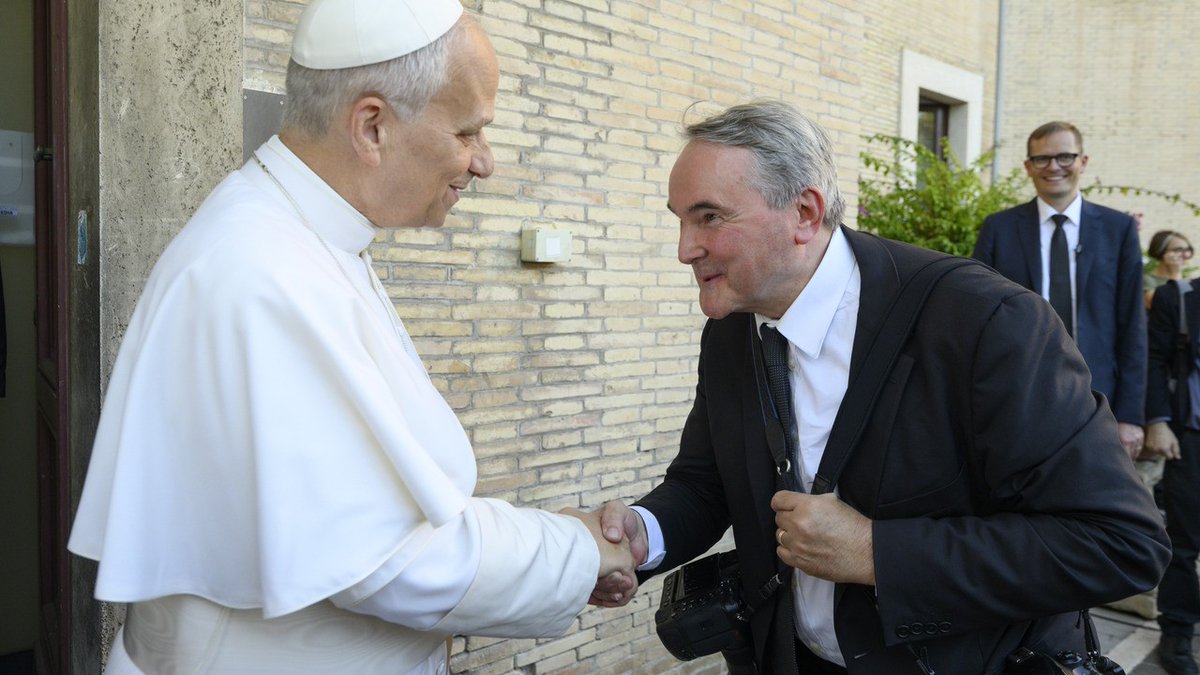 Paolo Ruffini, Prefect of the Dicastery for Communication, has written a beautiful and moving farewell to thank Francesco Sforza, the Vatican photographer, as he retires after 48 years of service to the popes.

"I met Francesco Sforza, and learned to recognize him, before he ever