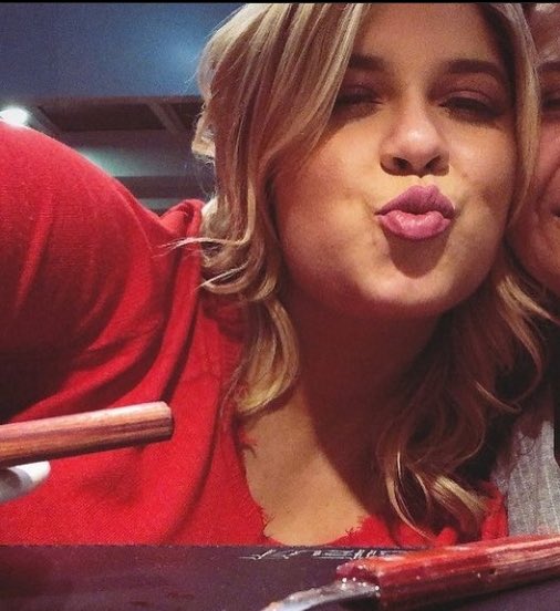 apegomendonca's tweet image. você sempre será a minha história de amor mais puro e recíproco, o lado mais feliz e iluminado da minha vida. obrigada pelo infinito que me deu dentro dos nossos dias contados. eu te amo e te vivo eternamente, meu apego. 
para sempre e intensamente, marilia dias mendonça ♥️