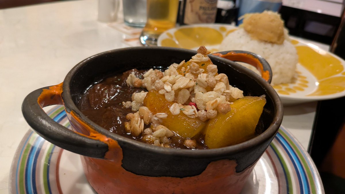 新川のカレーの名店、ドイツ料理「ピラミッド」の柿と牛スジのカレー。柿とカレーがこんなに合うとは！