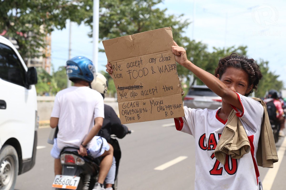 rapplerdotcom's tweet photo. Victims of Typhoon Tino (Kalmaegi) ask for food, water, clothes, and cash by the road in Sitio Isla Verde, Talisay City, Cebu, on Wednesday, November 5, 2025. Photos by Jacqueline Hernandez/Rappler

#TinoPH UPDATES: https://t.co/hw4ZqRGvUl https://t.co/GePWIymRZ3