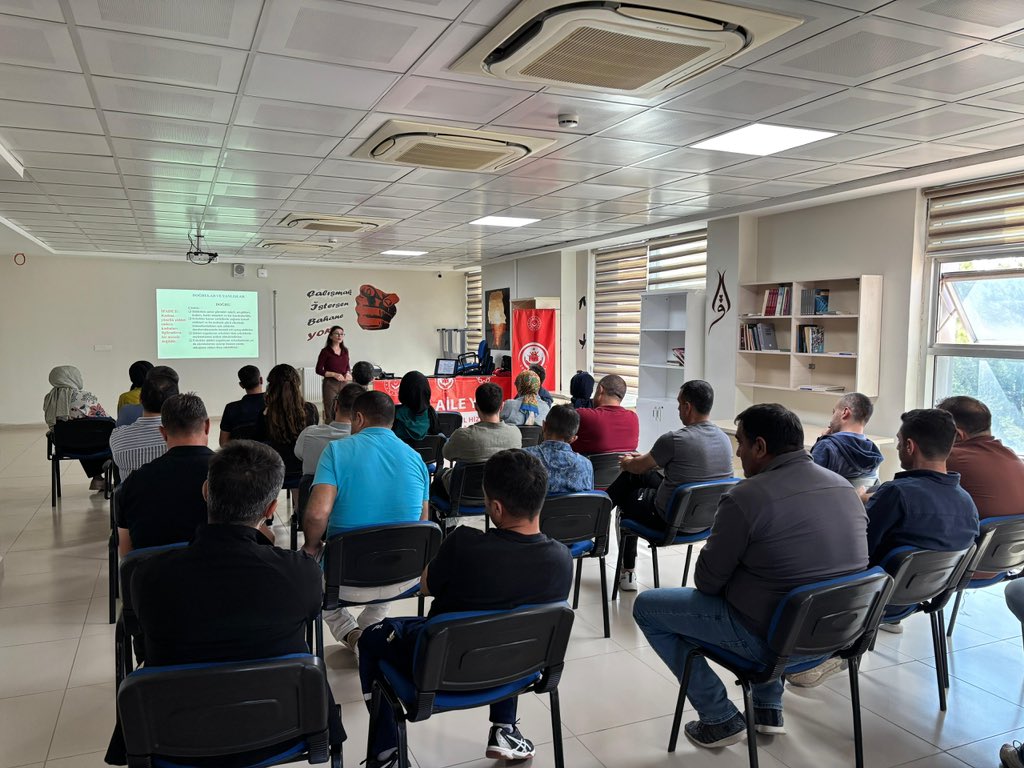 GSB_KiziltepeGM's tweet photo. Aile Yılı kapsamında, aile yapısını güçlendirmek ve toplumsal bilinç oluşturmak amacıyla çeşitli eğitimler düzenlendi. Bu eğitimlerde aile içi iletişim, değerler eğitimi ve toplumsal farkındalık konularına yer verildi. https://t.co/CQItxNR503