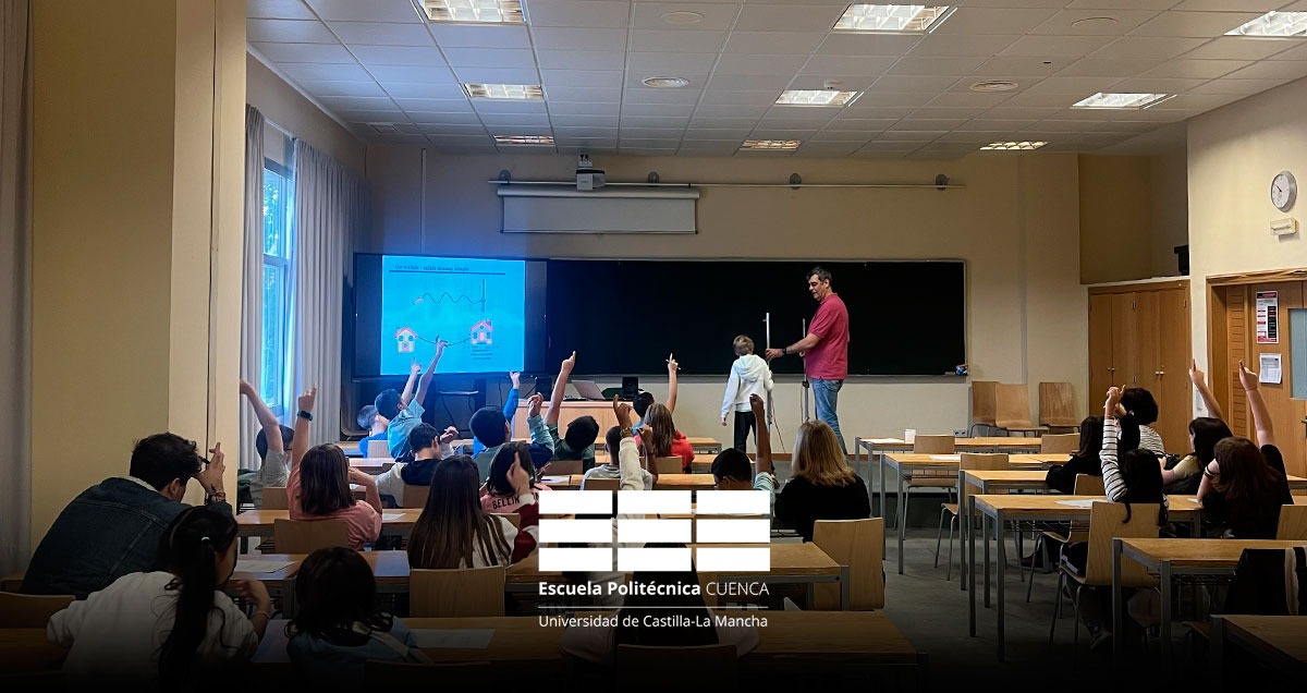 politecnicacu's tweet photo. 📡 ¡El CEIP Santa Teresa en el #PreCampus de la #PolitécnicaCuenca!
Estudiantes han disfrutado del taller “¿Comunicaciones digitales inalámbricas? ¡Pero si es muy fácil!”, dirigido por el profesor José Manuel Blas
Una forma divertida de acercar la tecnología a los peques 📷👏 https://t.co/jo05J115sR