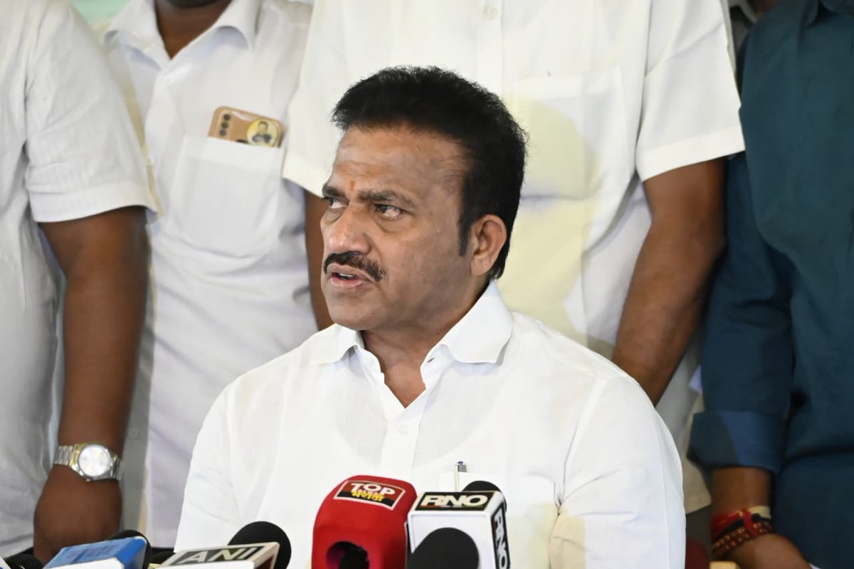 shindespeaks's tweet image. आज मुंबई येथे पत्रकार परिषदेच्या माध्यमातून राज्यातील स्थानिक स्वराज्य संस्थांच्या निवडणुका, राज्यात झालेली अतिवृष्टी आणि महाविकास आघाडी म्हणून आगामी निवडणुकांची भूमिका यावर मत व्यक्त केले. राहुल गांधी आणि आम्ही सर्वजण पहिल्यापासून या भूमिकेला मत चोरी, बोगस मतदान हे सगळे दाखवत…