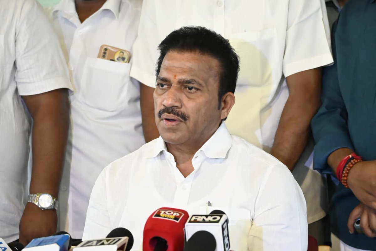 shindespeaks's tweet image. आज मुंबई येथे पत्रकार परिषदेच्या माध्यमातून राज्यातील स्थानिक स्वराज्य संस्थांच्या निवडणुका, राज्यात झालेली अतिवृष्टी आणि महाविकास आघाडी म्हणून आगामी निवडणुकांची भूमिका यावर मत व्यक्त केले. राहुल गांधी आणि आम्ही सर्वजण पहिल्यापासून या भूमिकेला मत चोरी, बोगस मतदान हे सगळे दाखवत…