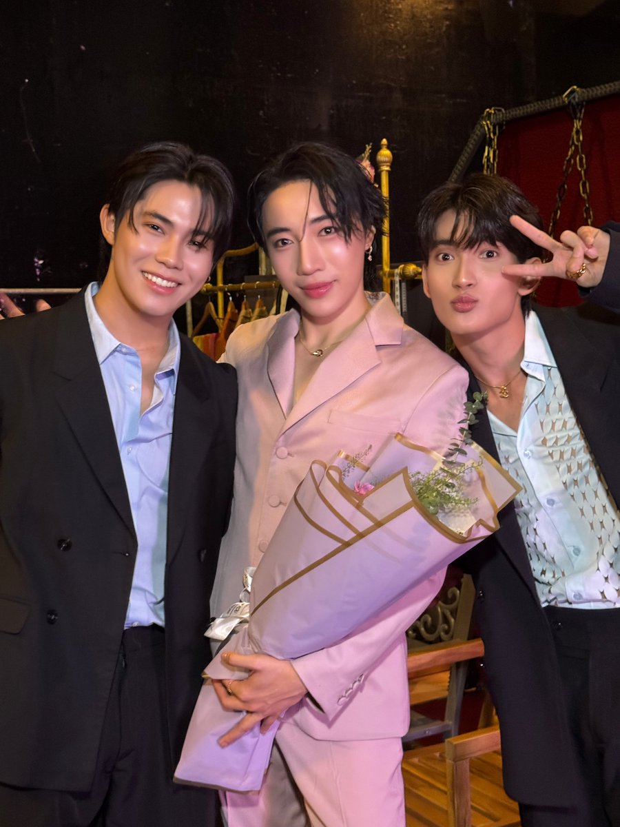 โอม-สาริศ และ เฟริสท์-ฉลองรัฐ ในงานละครเวทีรอบปฐมทัศน์ “วันสละโสดกับโจทก์เก่า ๆ เดอะ สรวน มิวสิคัล” ณ โรงละครเมืองไทยรัชดาลัยเธียเตอร์ 

#วันสละโสดกับโจทก์เก่าๆเดอะสรวนมิวสิคัล 
#OhmFirst #โอมเฟริสท์ 
#OhmSarit #First_Chalongrat