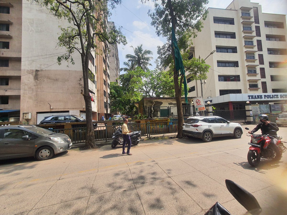 Patil_Manohar's tweet photo. @ThaneCityPolice @TMCaTweetAway why u r not towing 4 wheeler from Police Headquarters Thane road, you are targetting only two wheelers which are parking inbetween cars.
cc: @mieknathshinde @PratapSarnaik @Dev_Fadnavis @DrSEShinde @DGPMaharashtra 
https://t.co/PMjHF679Fj https://t.co/SB318xfbyI