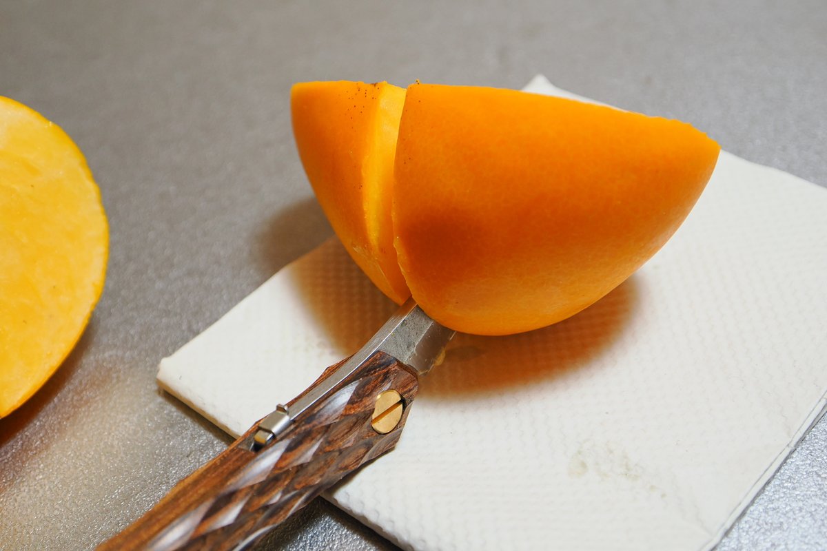 spriggan5884's tweet image. フェデカのトレイルナイフで柿を切ってみました。このナイフは魚を捌いたり、木を削ったりもできますが、料理にも使えるとのこと。これくらいの果物なら問題なくカットできそうです。#フェデカ ＃トレイルナイフ