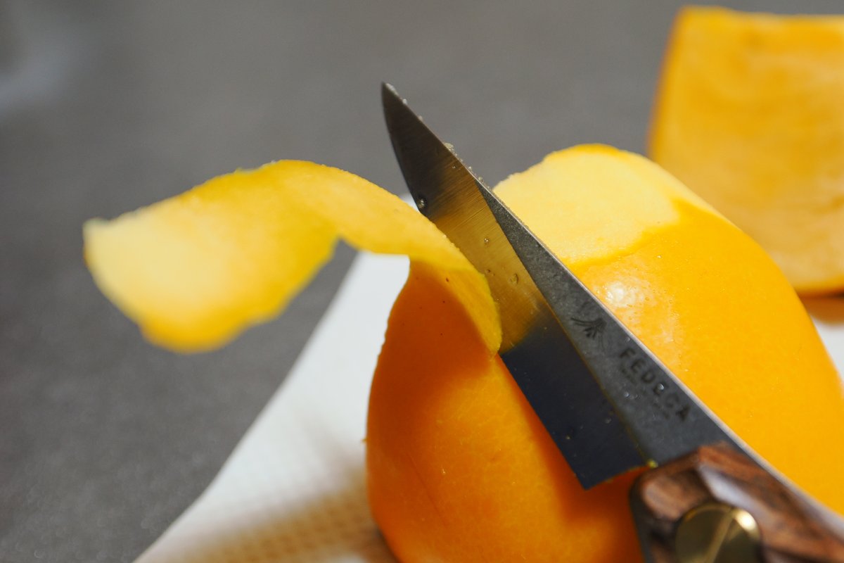 spriggan5884's tweet image. フェデカのトレイルナイフで柿を切ってみました。このナイフは魚を捌いたり、木を削ったりもできますが、料理にも使えるとのこと。これくらいの果物なら問題なくカットできそうです。#フェデカ ＃トレイルナイフ