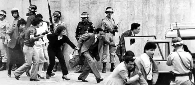 #EnVivo "El Gobierno podía decretar estado de sitio y juzgar a quienes atentaban contra el orden público. Turbay dejó a Betancur el país en estado de sitio con 500 miembros del M-19 en La Picota. Betancur negoció y los liberó, pero al intentar estos quitarle el poder, no lo