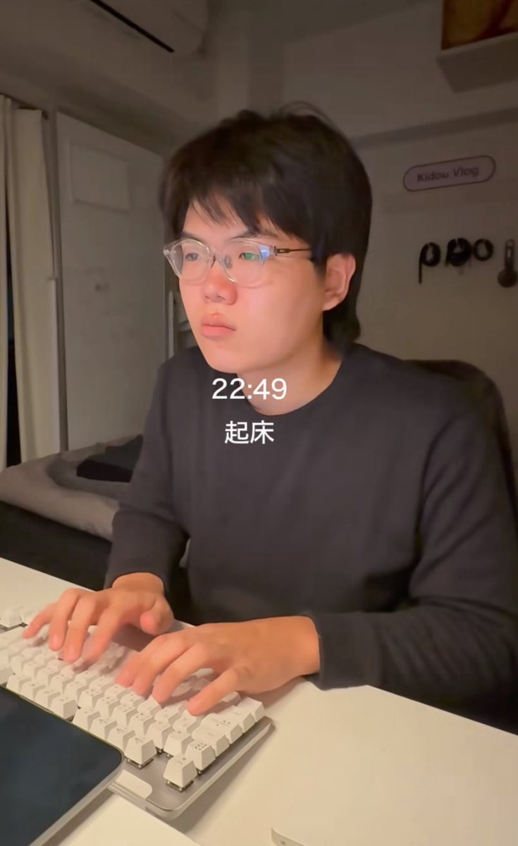 u_m3_'s tweet photo. 最新動画の起床時間マジでありえない

早く寝ないとこの人起きてくるよ https://t.co/83yAiJfYoN