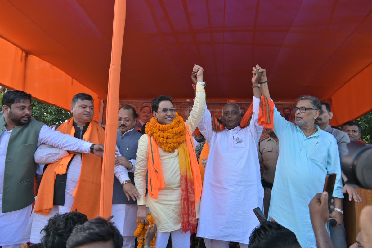 मोतिहारी विधानसभा के लखौरा हाई स्कूल के मैदान में एनडीए समर्थित भाजपा प्रत्याशी के पक्ष में आयोजित विशाल जनसभा में पूर्व सांसद सह भोजपुरी अभिनेता श्री <a href="/nirahua1/">Nirahua Hindustani</a> के साथ शामिल होकर उपस्थित जनसैलाब को एनडीए को अपना समर्थन देने की अपील की।

जनता का उत्साह बता रहा है कि जनता पुनः