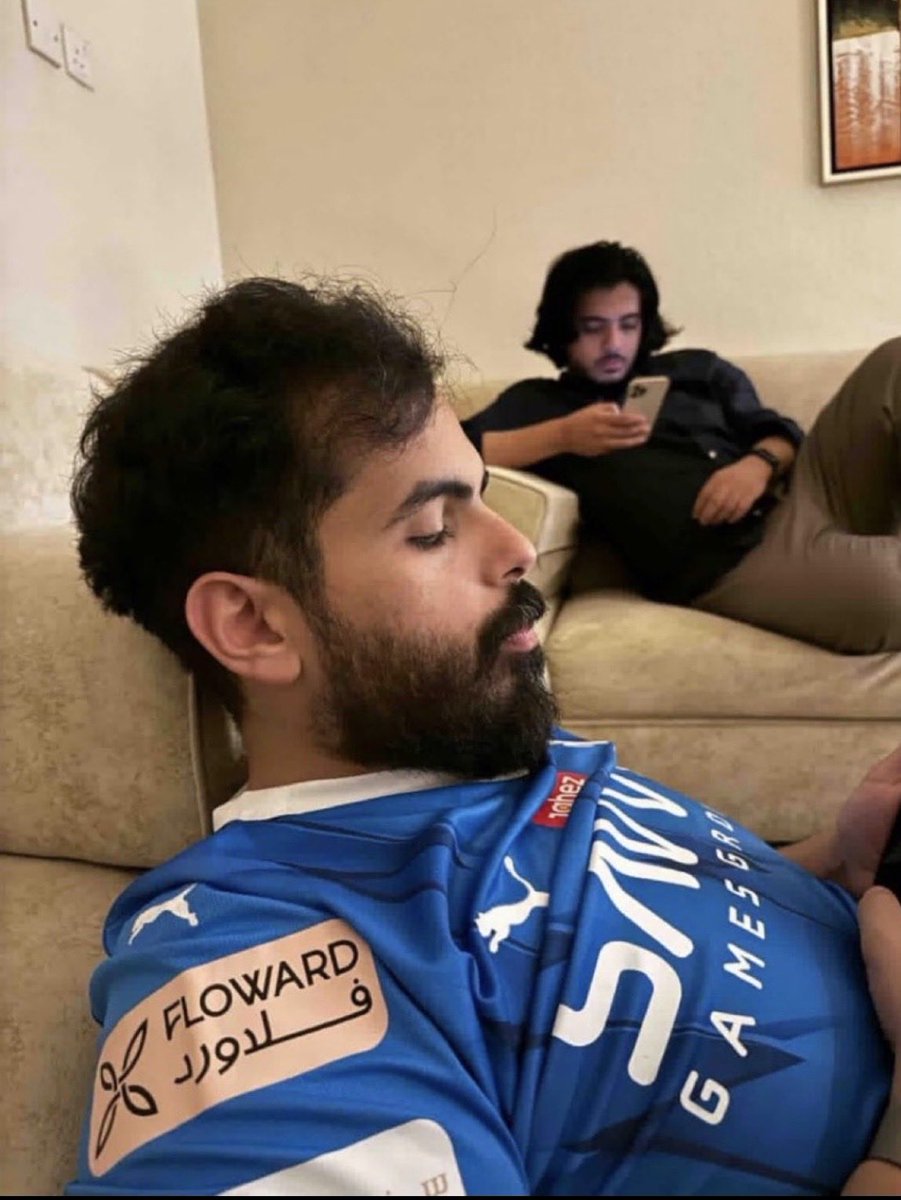 عم الكل 💙💙
وتشوفه ظاغط الكل 😍👏🏻👏🏻