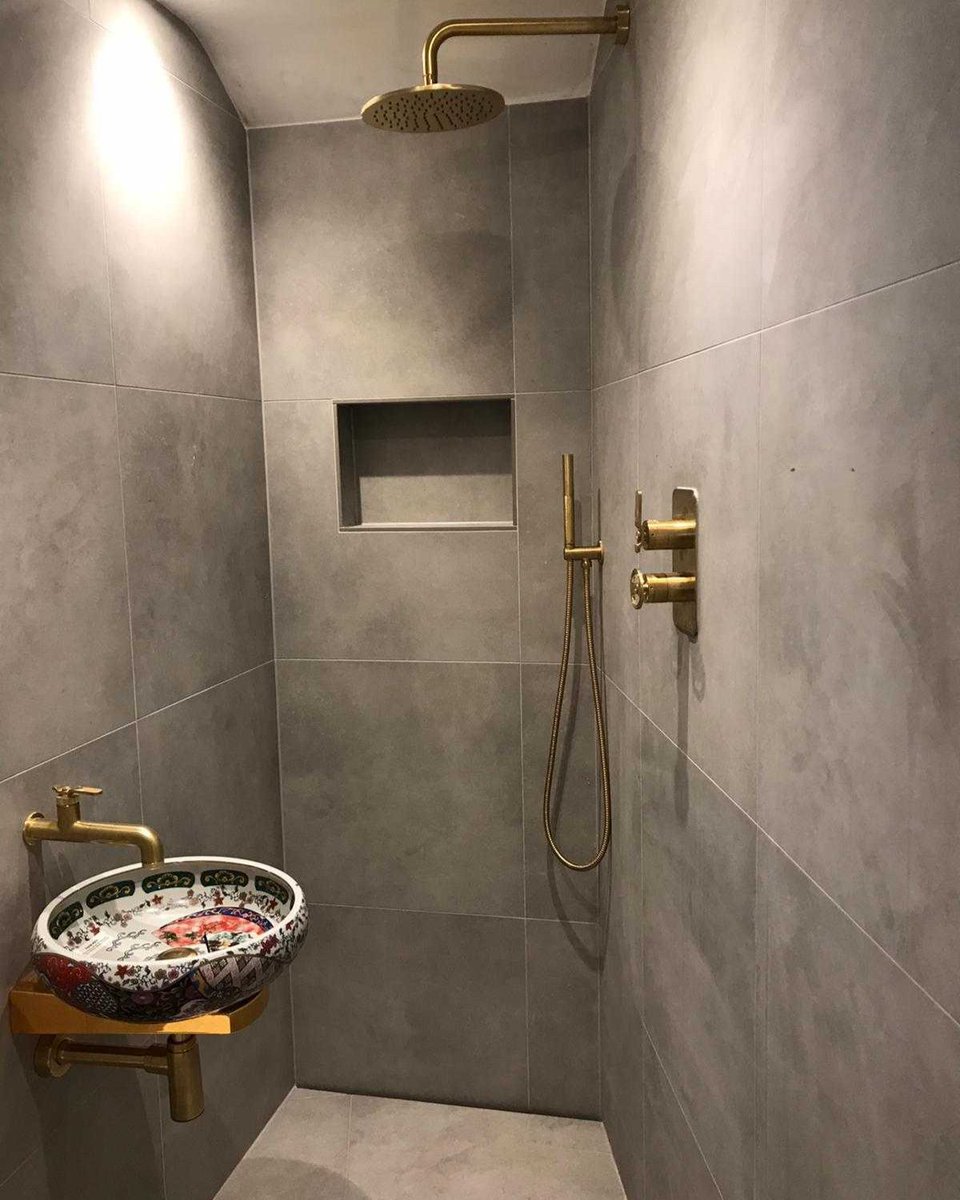 wetroomexperts's tweet image. Here&apos;s another great, compact infinity wetroom - installed by Mike Wigglesworth of Hampshire Bathroom Design! 

The matching brass hardware is paired with a neutral grey palette and a feature sink that really pops 😍