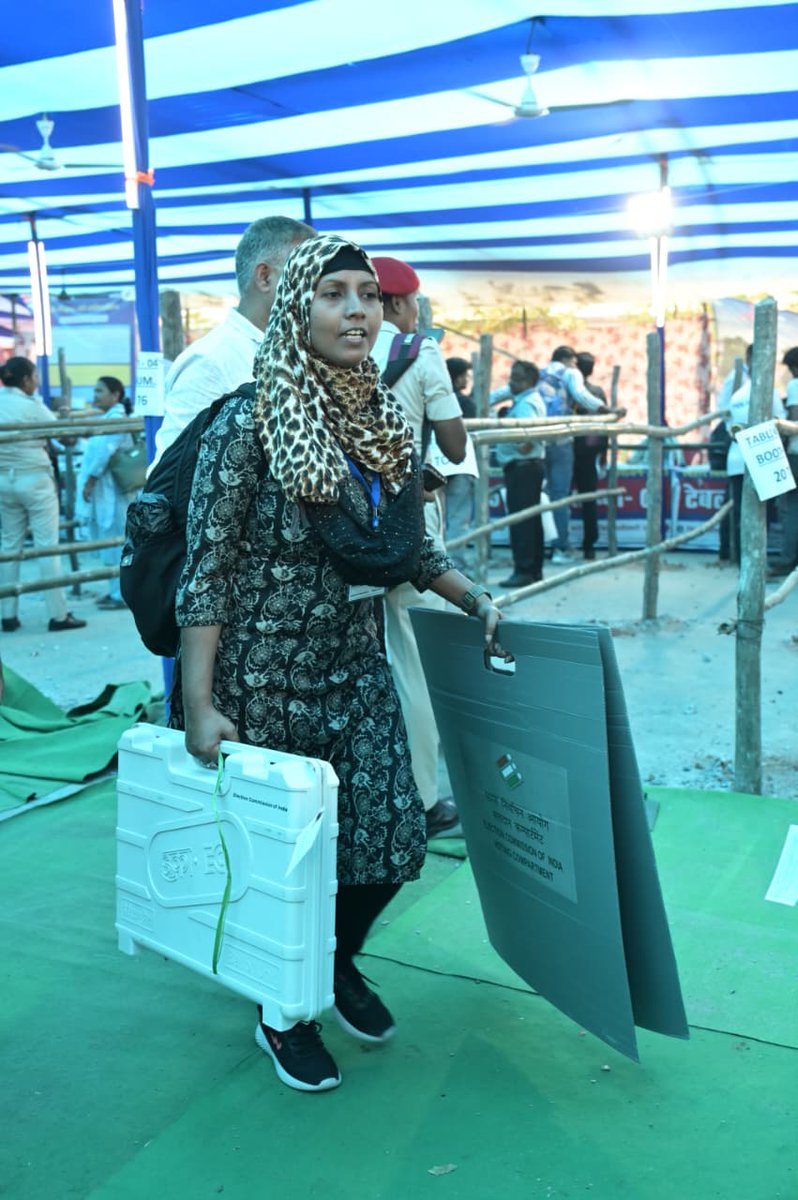 प्रथम चरण के मतदान के लिए सब है तैयार,अब है आपकी बारी.

लोकतांत्रिक प्रक्रिया को सफल बनाने के संकल्प के साथ, पटना के डिस्पैच सेंटर से पोलिंग पार्टियों को मतदान कार्य के लिए रवाना किया गया।

 #ECI #BiharElections2025 #Patna