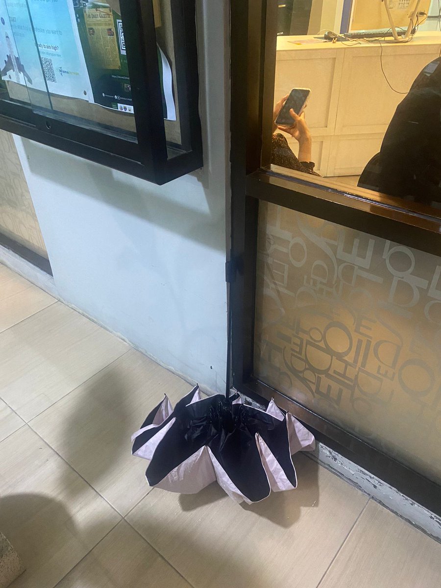 rrouge540's tweet photo. halo anak unair kampus b, yang merasa hari ini mengambil payung ini didepan pintu kiri perpus, bawahnya mading, tolong segera dikembalikan ya. owner-nya nungguin didepan perpus. jangan ambil barang orang sembarangan. anak unair kampus b jangan jadi pencuri. terims https://t.co/wxkPZOloBo