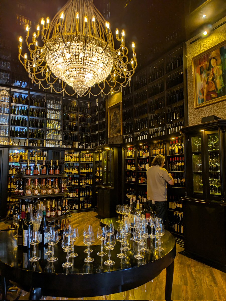 Местный винный Хогвартс, не только дорогое вино, в любой категории есть выбор.