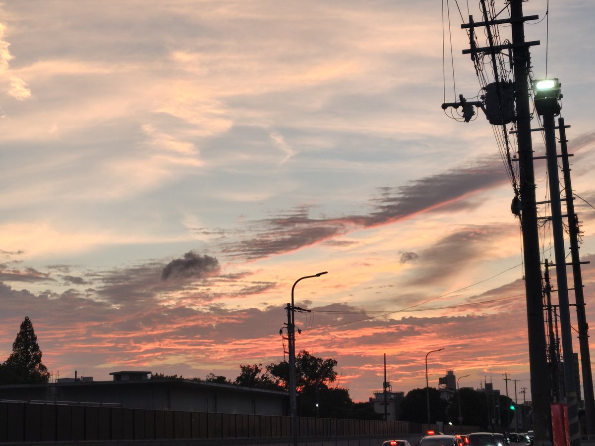 少し前のいい色の夕陽
上のグラデーションと下の強いオレンジ色がなんかいい感じ…
