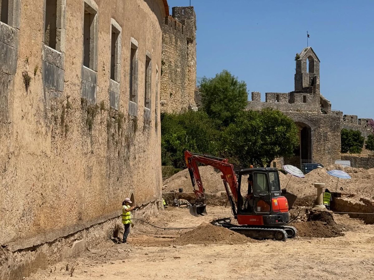 Era_Arqueologia's tweet image. Realizámos escavações arqueológicas no Convento de Cristo, Tomar, num projeto promovido pelo Património Cultural, IP.
As descobertas acrescentam novos dados sobre o passado do monumento e serão fundamentais para o processo de reabilitação que ali decorre.