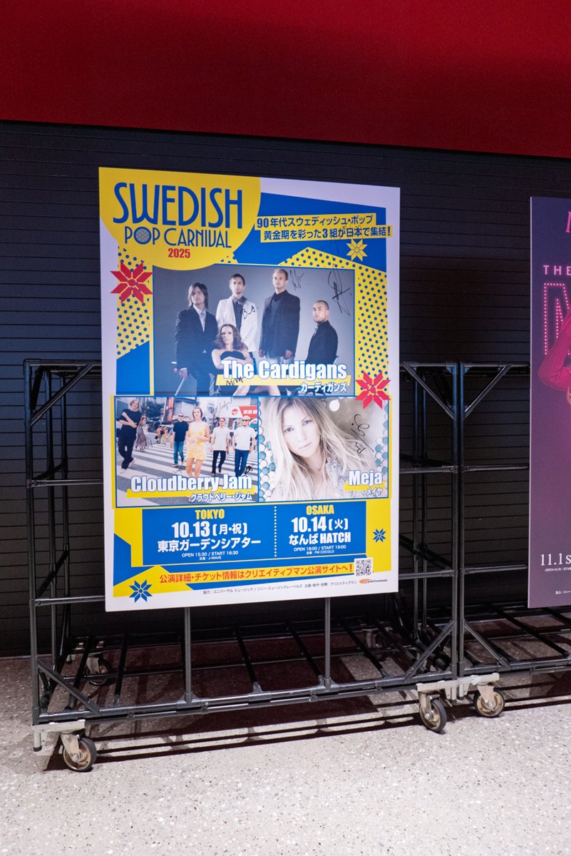 cbj_info's tweet image. Swedish Pop Carnival 小ネタ📣
The Cardigansのギターを弾いていたのはサポートメンバーのOskar Humlebo（MotoBoy名義でソロ活動中）。
会場ポスターには全員のサインがあったけど、元ギタリストのPeter Svenssonだけはなかったでしょ？

#TheCardigans #SwedishPopCarnival