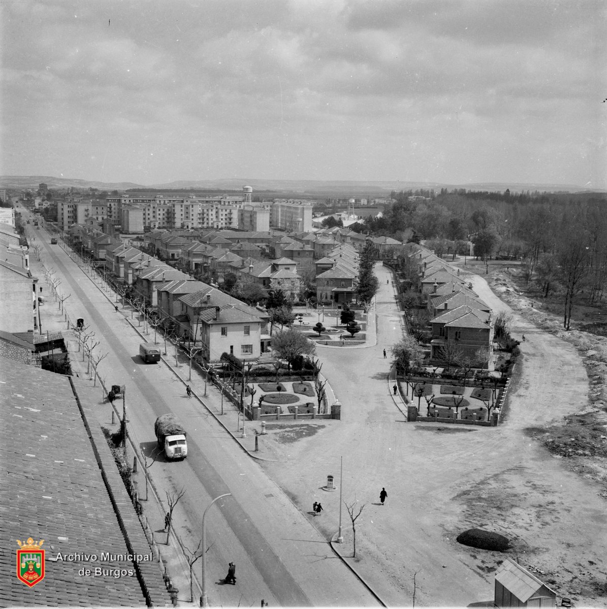 Al ver las imágenes que hoy mostramos nos damos cuenta de todo lo que ha cambiado nuestra ciudad.
1. Plaza Mayor. 1920
2. Ruinas del Hospital de San Juan. 
3 Vista de la calle Las Calzadas sin urbanizar. 1950
4. Barriada Militar (desaparecida). 1950