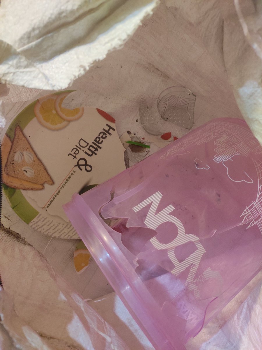 SitoleJaydeep's tweet photo. @trackonindia what a courier service received. https://t.co/QrTZzDO3BG