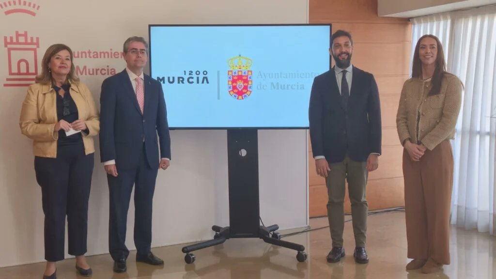 Murcia y Airbnb, de la mano para promocionar el atractivo turístico de la ciudad por su 1200 aniversario
elitemurcia.es/murcia-y-airbn…

<a href="/AytoMurcia/">Ayuntamiento de Murcia</a> <a href="/Airbnb/">Airbnb</a> <a href="/jpachecomendez/">Jesús Pacheco</a> <a href="/itremurcia/">Instituto de Turismo de la Región de Murcia</a> <a href="/juanframartinez/">juanframartinez 🇪🇸</a>