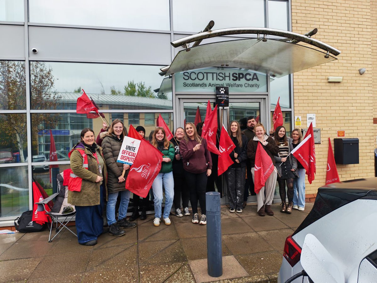 UniteScotland's tweet photo. SSPCA workers out on the picket line in Dunfermline this morning for a fair pay deal ✊✊ #solidarity https://t.co/DdmkOwCkJH