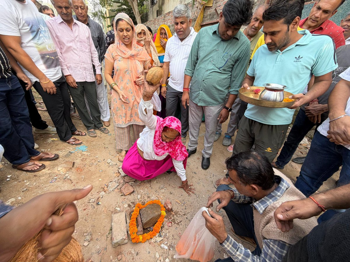 gajainderYDVBJP's tweet photo. उद्घाटन संख्या - 79

महरौली विधानसभा के राजोकरी गाँव स्थित माँ गंगा विद्यालय के पीछे वाली गली में, ग्रामवासियों के साथ मिलकर नए बोरवेल का उद्घाटन किया। पेयजल समस्या के शीघ्र समाधान हेतु अधिकारियों को निर्देश दिए गए कि बोरवेल का कार्य जल्द से जल्द पूरा किया जाए।

#BJP #भारतीयजनतापार्टी
#Mehrauli #महरौली #जयमहरौली
#GajainderYadav #गजेंद्र_यादव 

@BJP4India @BJP4Delhi @narendramodi @AmitShah @JPNadda @gupta_rekha @Virend_Sachdeva @RamvirBidhuri @PavanRanaRSS @PandaJay @aarti_singhbjp