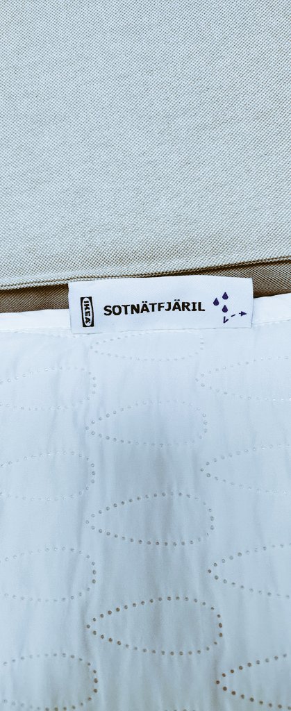 Ээж нь гоё залуучууд харж ухаанаа алдаж суусны буянаар хүү орондоо шээв😜. Уг нь шөнө 12 гэж босгоод шээлгэхээр яг сайхан болдог юм.
Харин азаар ikea-ийн энэ матрассны бүтээлэг ус нэвтрүүлдэггүй тулдаа матрасс маань норсонгүй. 

Нярай болон бага насны хүүхэдтэй ээж аав нар ийм