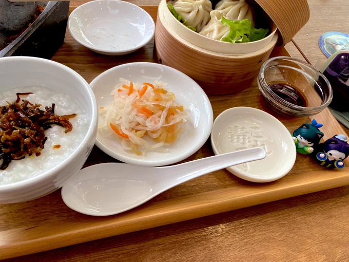 薬屋コラボカフェ行って来た!!!美味しいし素敵空間だしで最高…絶対何回も行く… あと楽しみにしてたじんまおフィギュアも来てくれた…ほんと造形良くて素敵!!お顔がめちゃ可愛い…!!!ありがとうございます!!!!